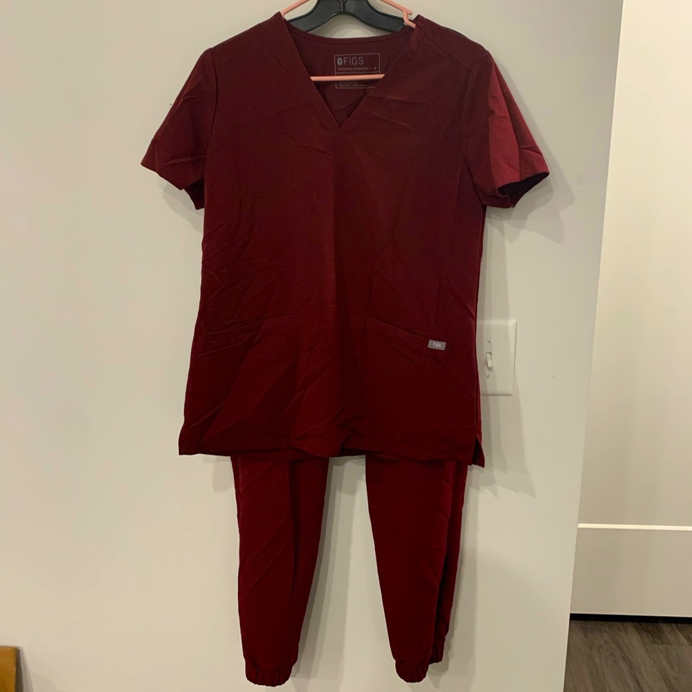 Figs Women's V-Neck Scrub Set in Burgundy